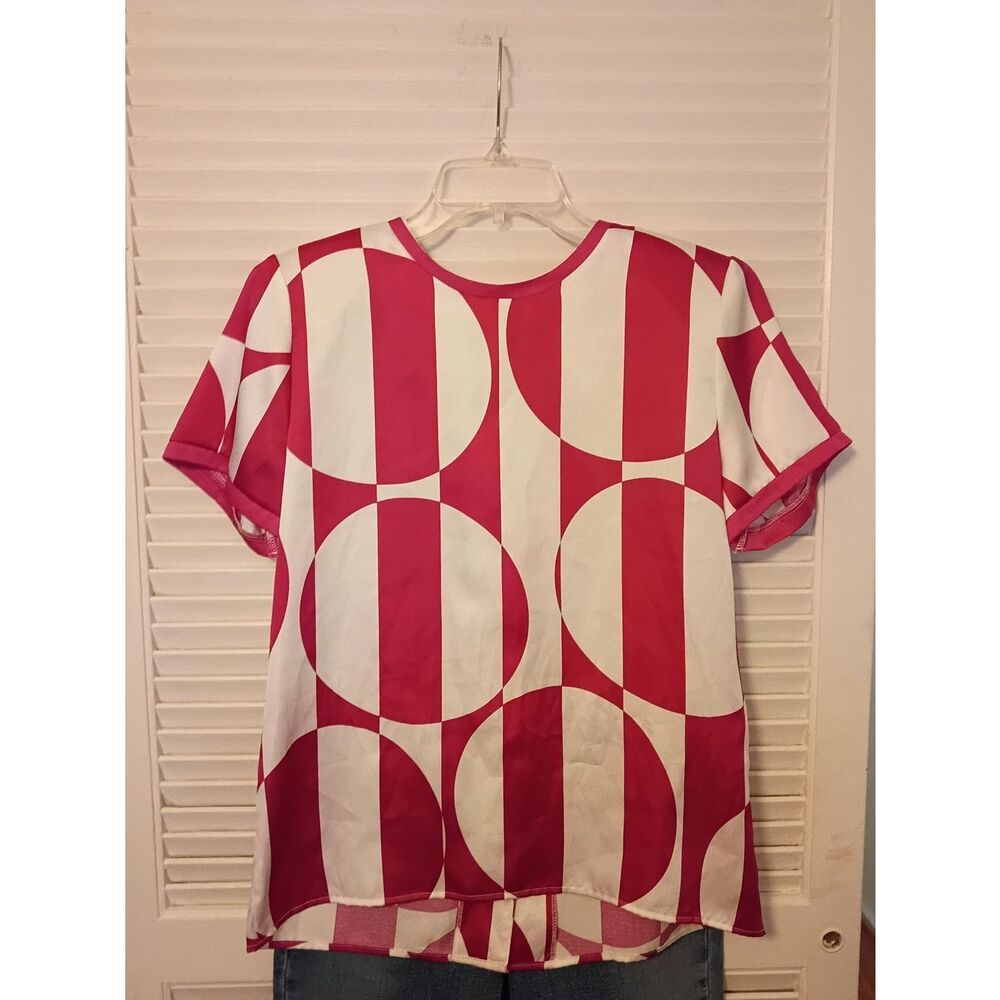 Women’s Short Sleeve Geometric Tee in Magenta and White - Picture 2 of 6